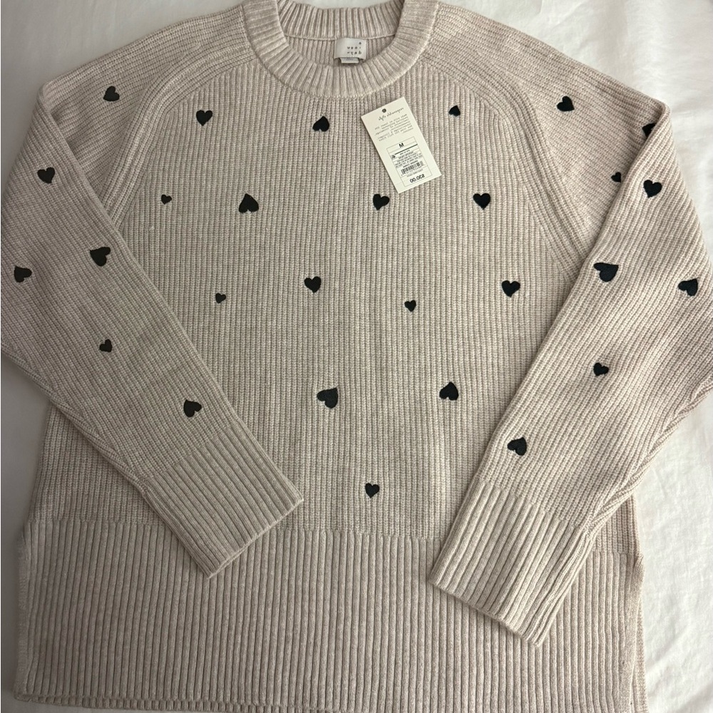 New with tag! 
Heart sweater perfect for valentines